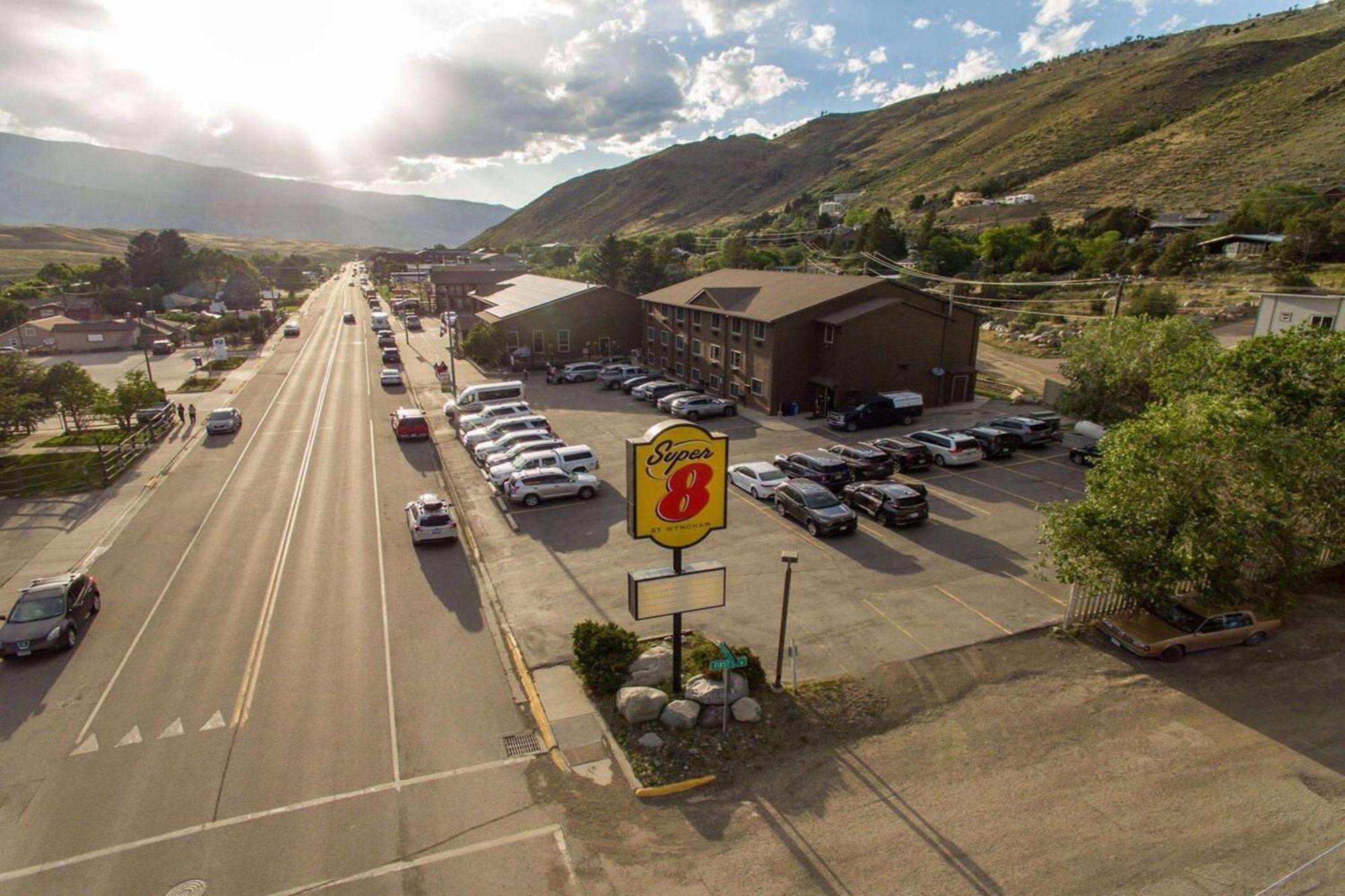 Super 8 By Wyndham Gardiner/Yellowstone Park Area Bagian luar foto