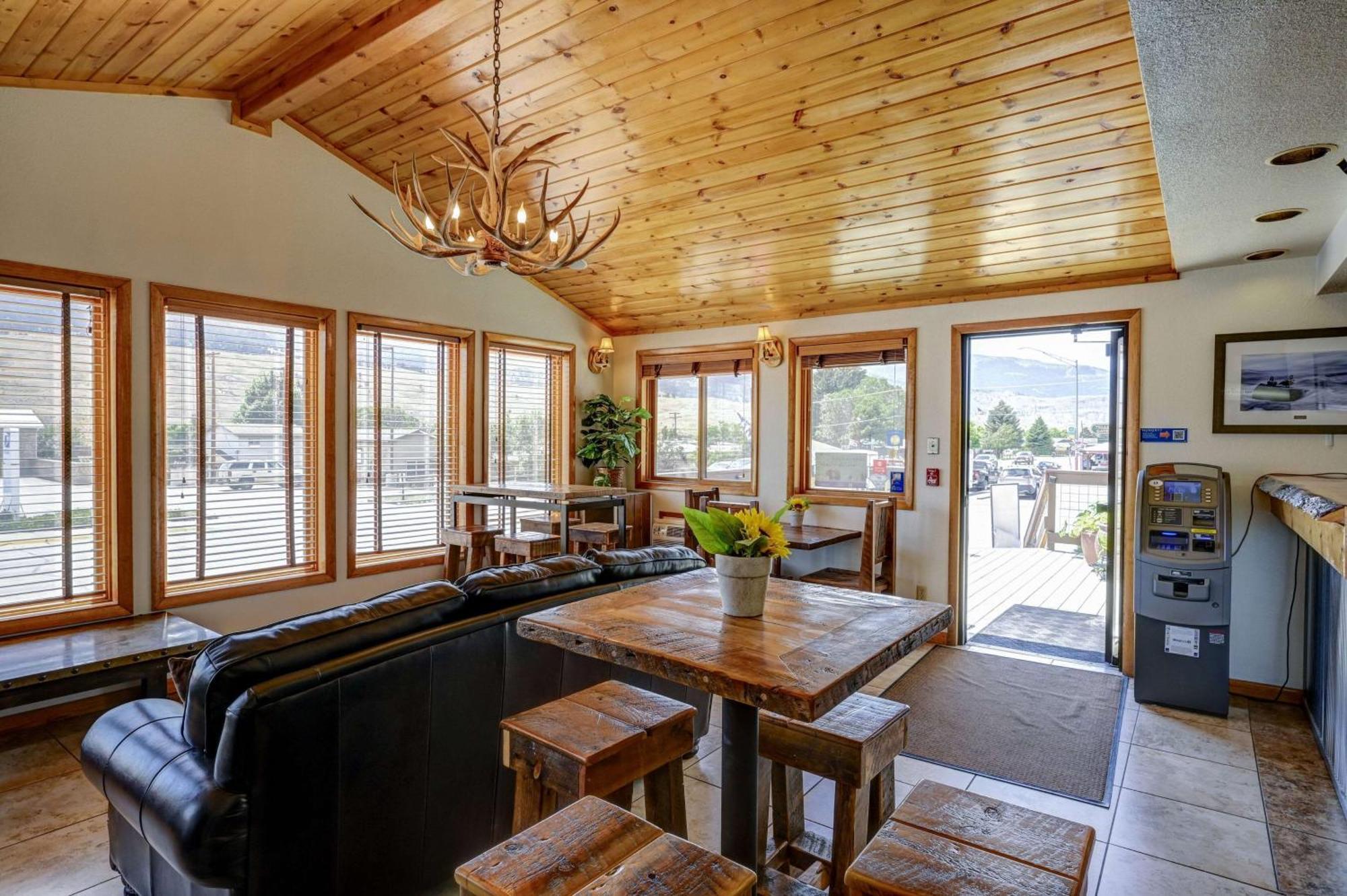Super 8 By Wyndham Gardiner/Yellowstone Park Area Bagian luar foto